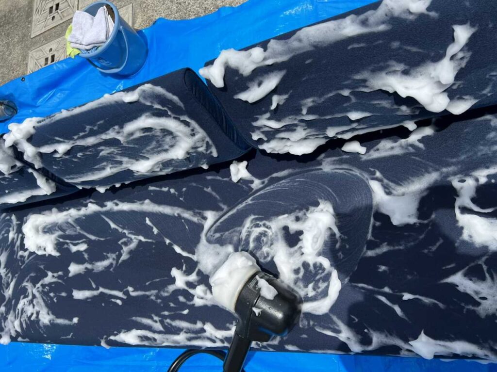 ソファー洗浄中